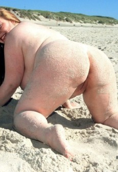 Sex with a Chubby Girl On the Beach (83 photos)