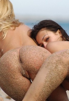 Naked Women On the Beach (79 photos)