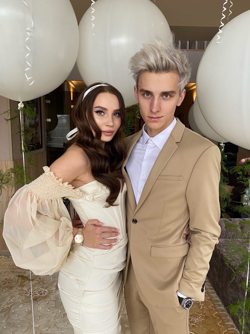 Naked Julia Godunov without panties and bra