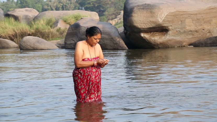 SRI Lanka Women Bathing River