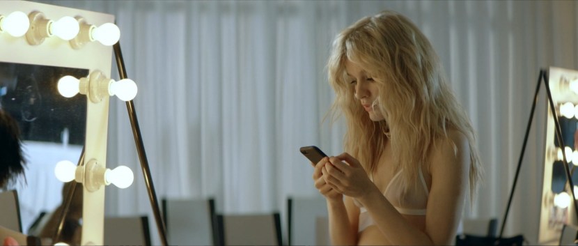 Anna Starshenbaum barefoot