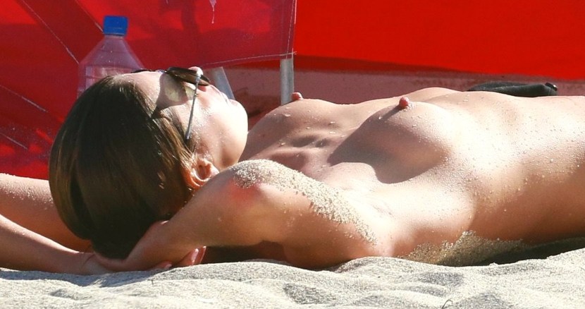 Naked celebrities with hairy pubis