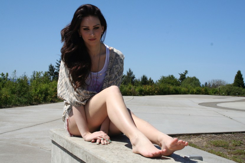 Mia Westris barefoot