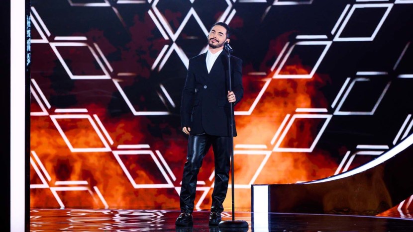 Chargage of the master of manicure short hair