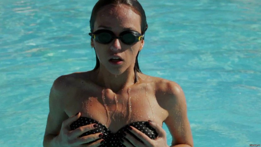 Iowa singer in a swimsuit