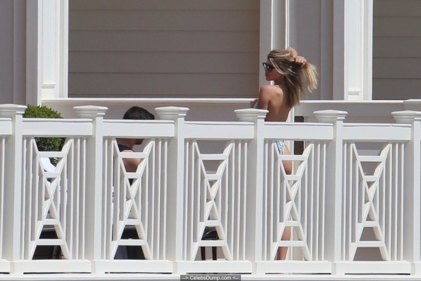 Photo shoot in Dubai on the balcony