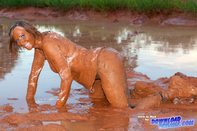Women fuck in mud