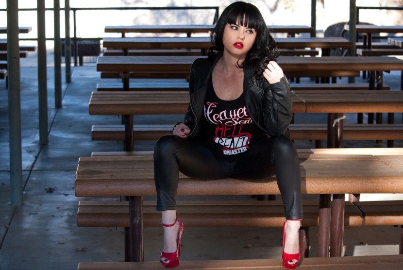 Girls with a crustacean in Ginas