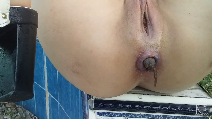 The girl poopes close -up