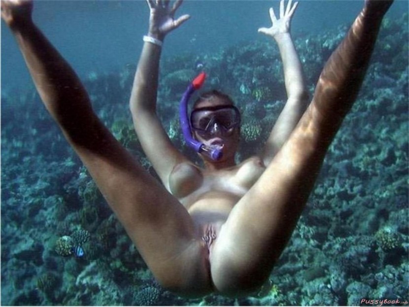 Naked under water hentai