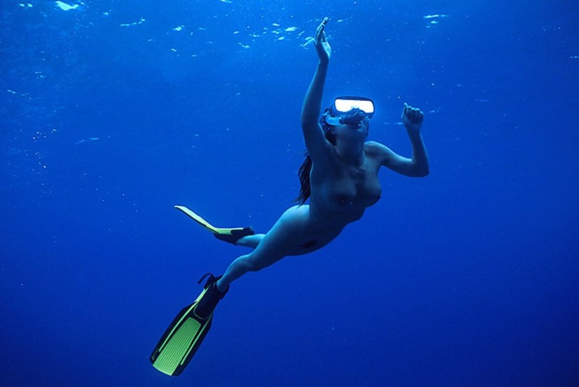 Underwater shooting nude