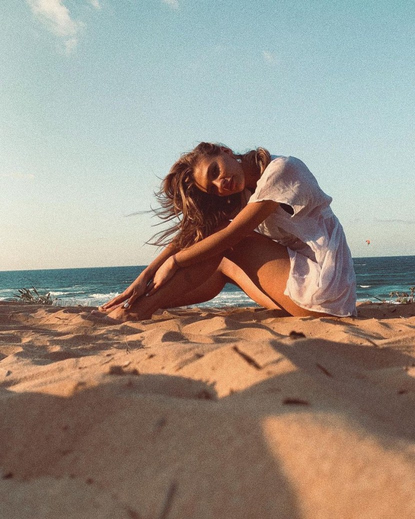 Melisa Reveals Her Nude Body and Masturbates