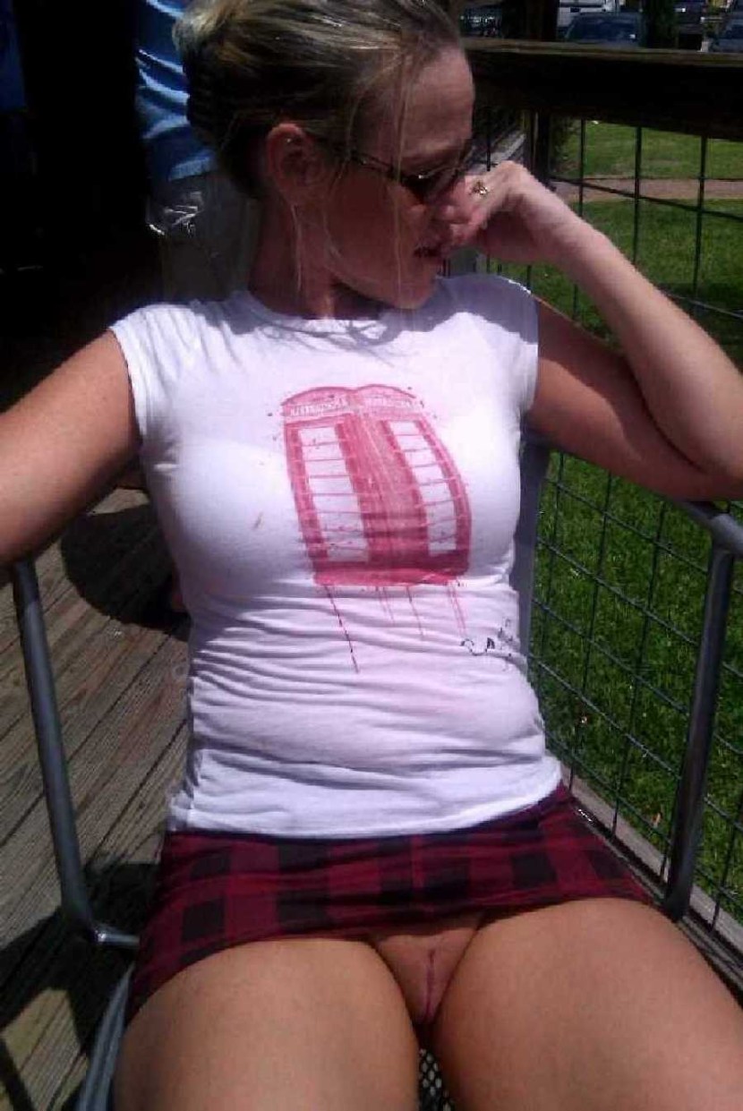 Girls in skirts without panties