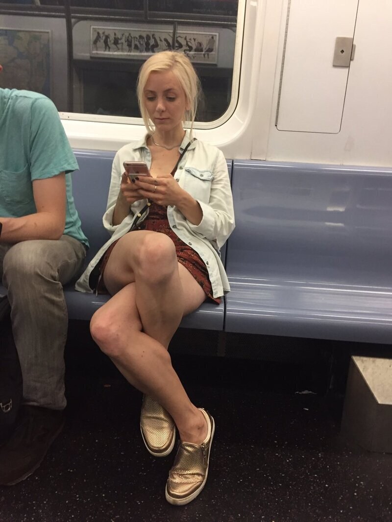 Pantyless Underwear in the Subway (77 photos)