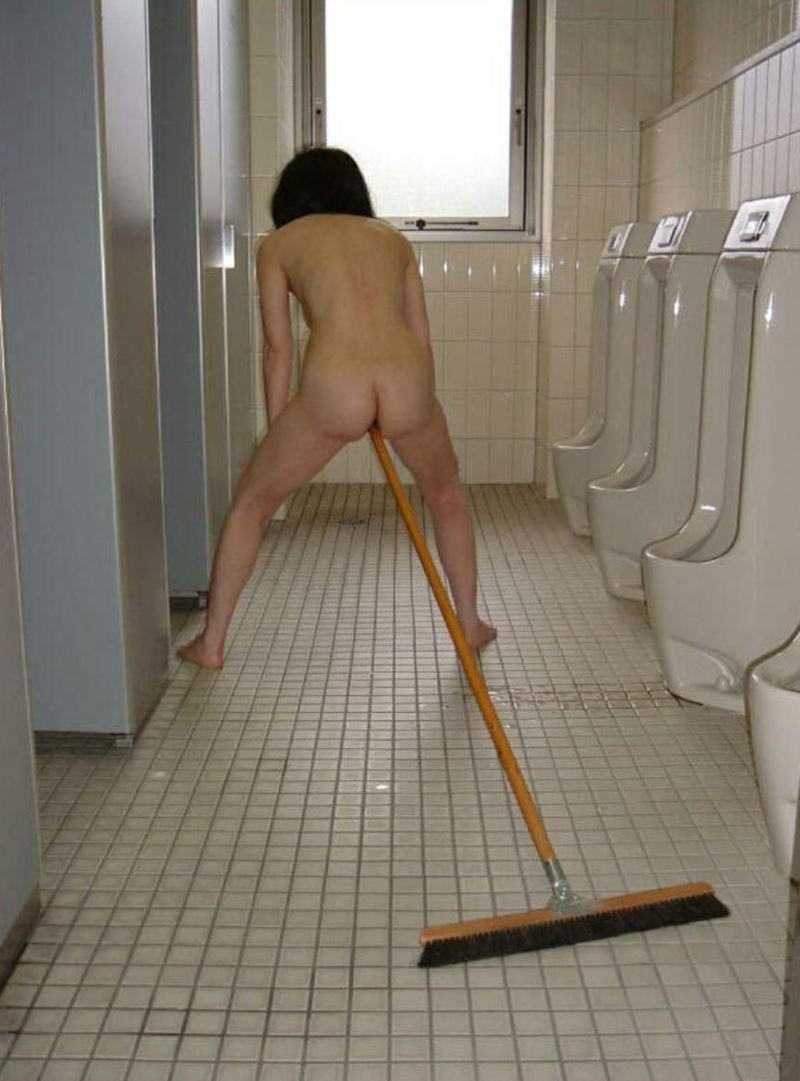 Pissing Girls in the toilet