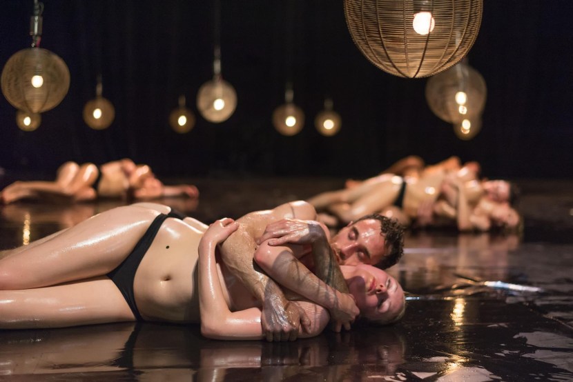 Nakedsstage. Stage on stage