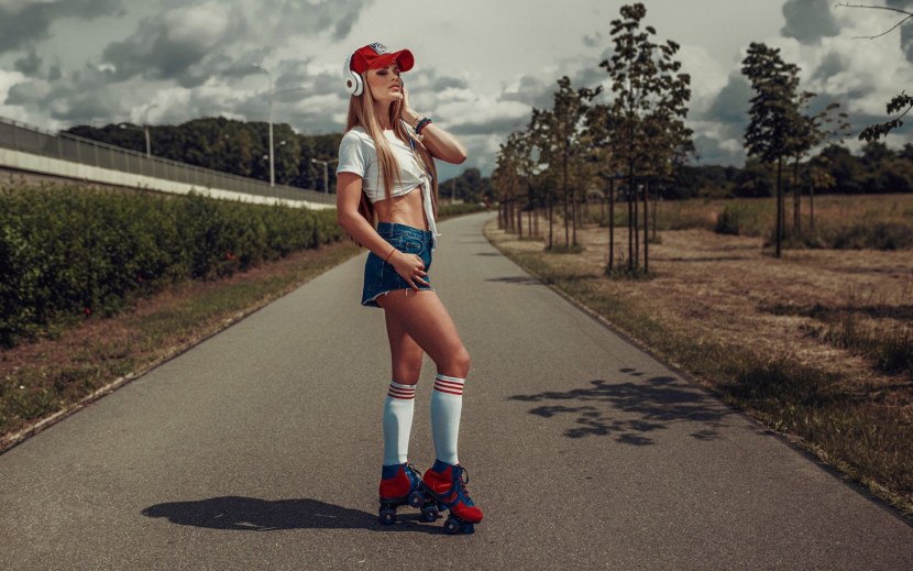 Girl on a skate without panties