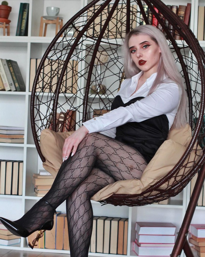 Sun Peres in leggings