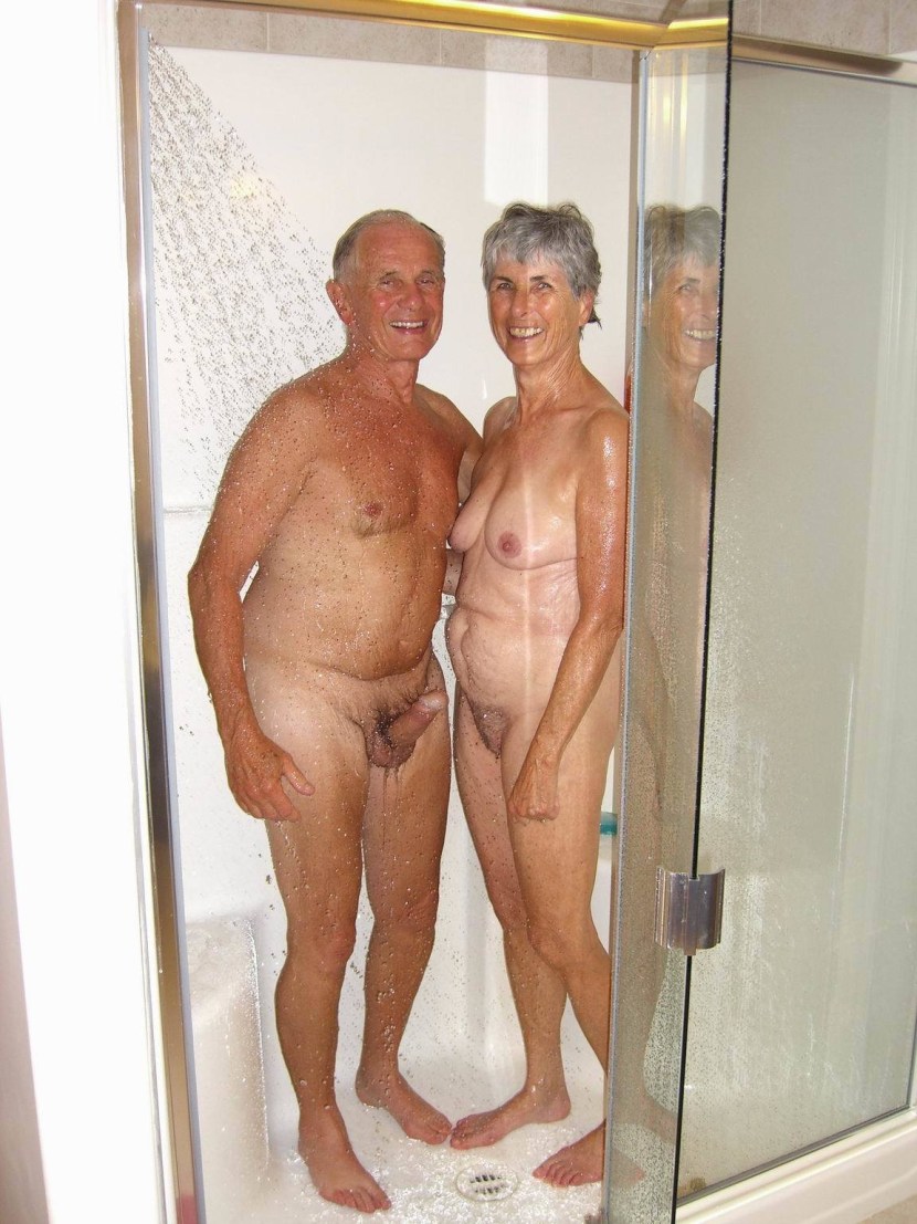 Naked elderly couples in the bathroom