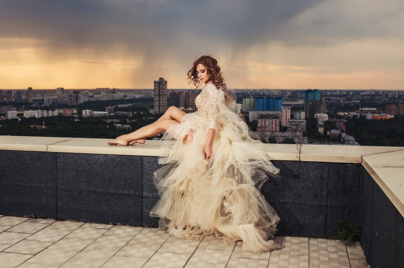 Photoshoot on the roof in the dress