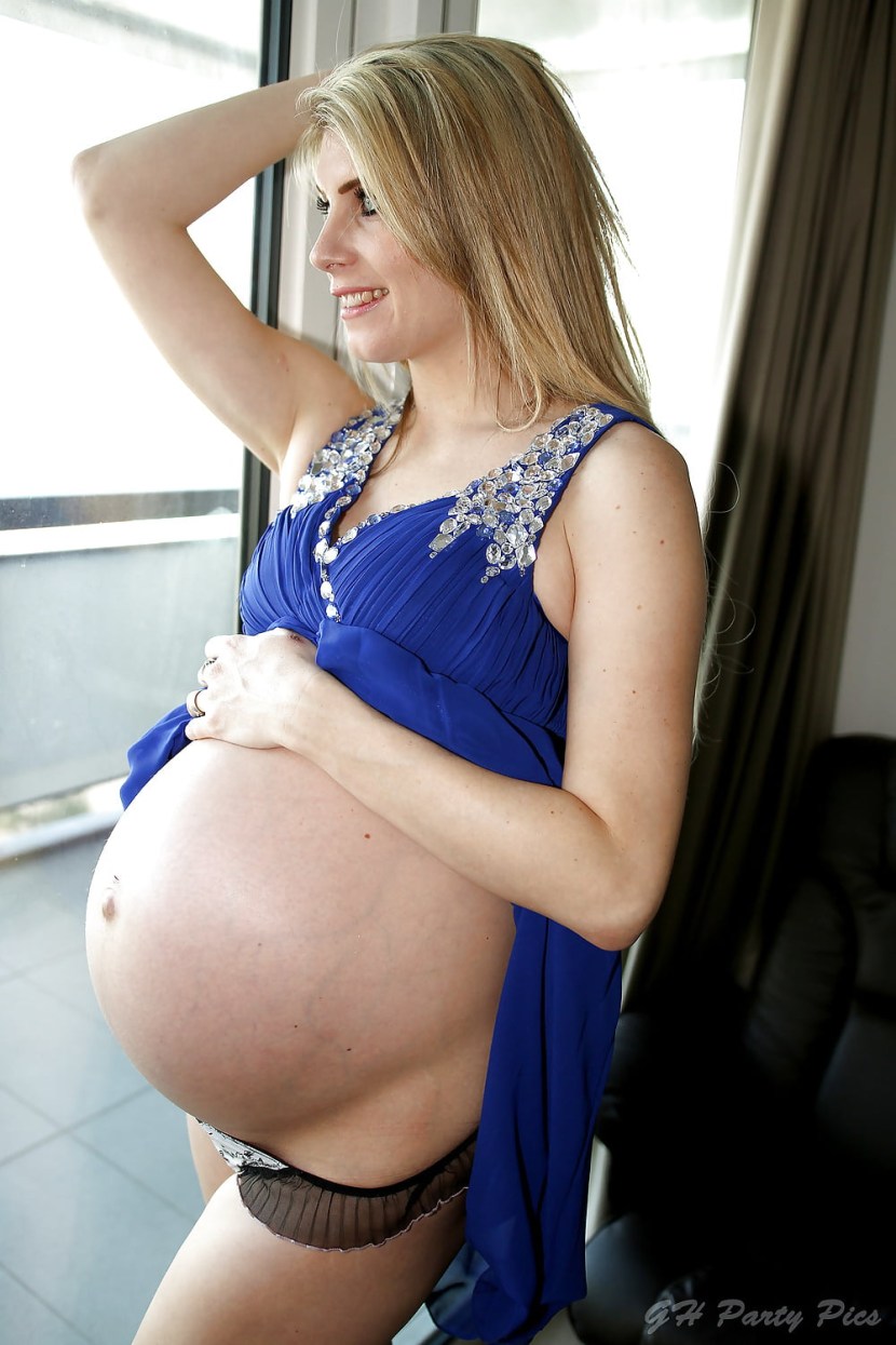 Kelly Hart naked pregnant