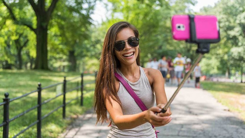 Wireless selfie stick