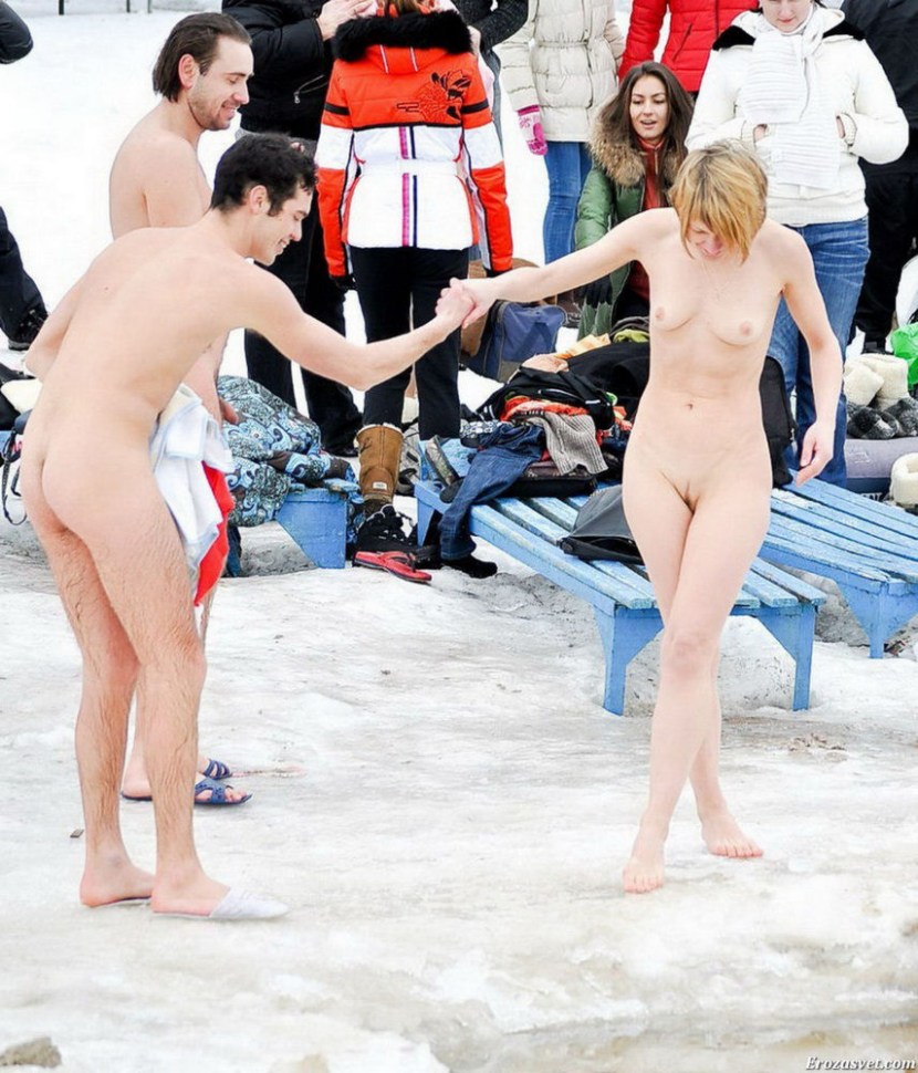Naked girls bathed in the snow