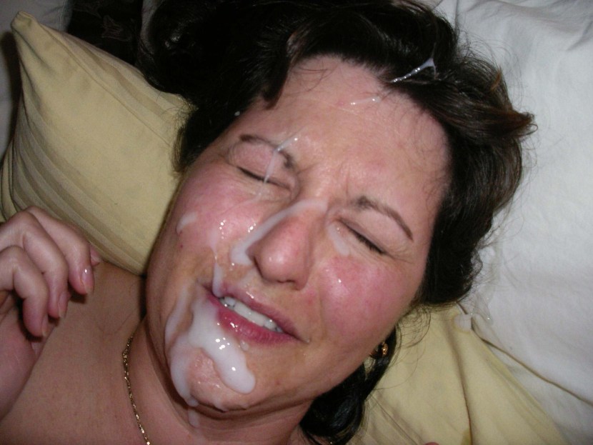 Cum in a mature mother in the mouth