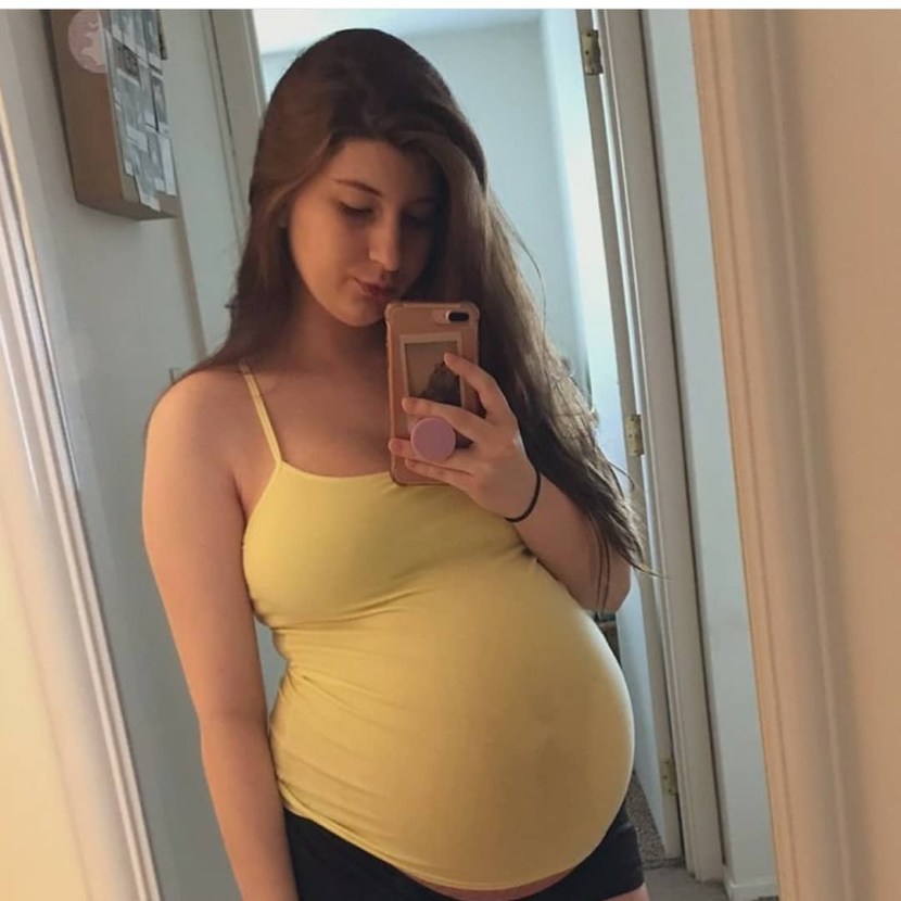Pregnant woman with a smartphone