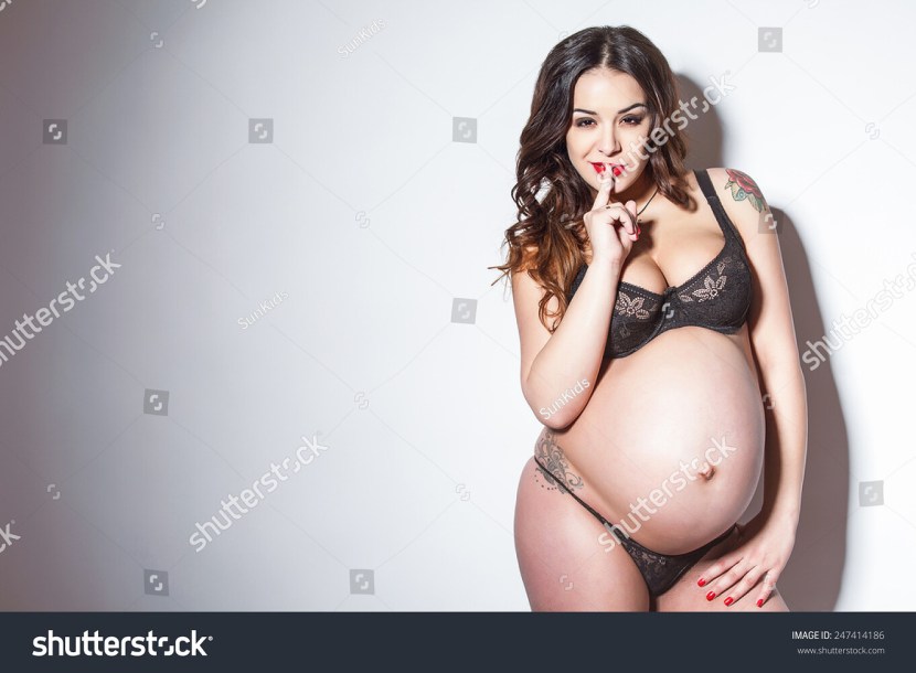 Pregnant woman with a smartphone
