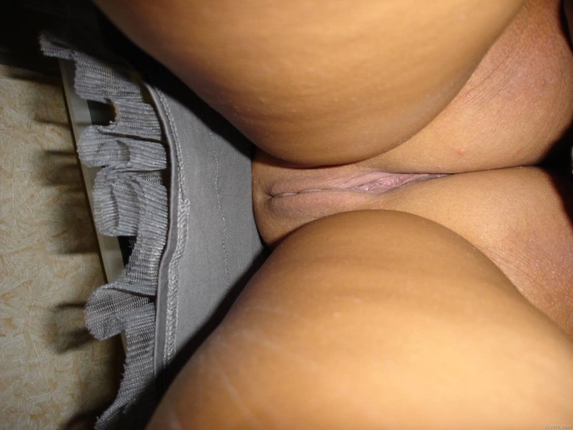 Peeping under a skirt without panties