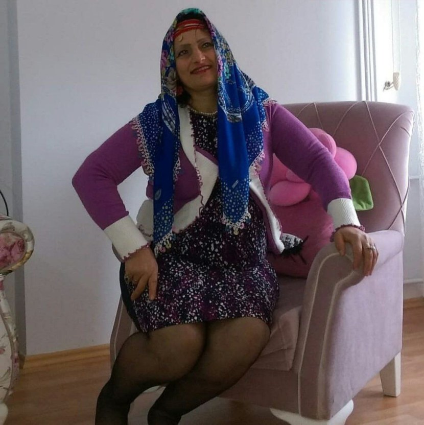 Mature shows the ass in nature