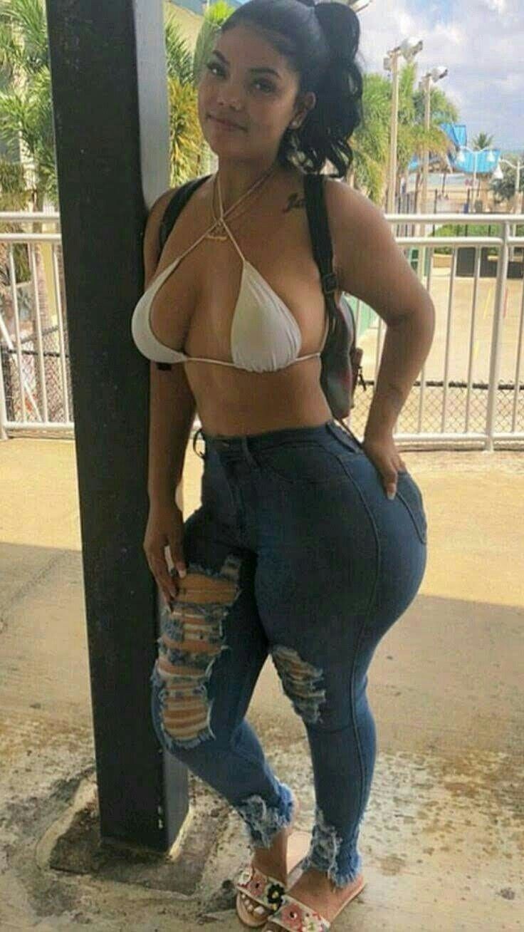 Medison Parker in blue leggings