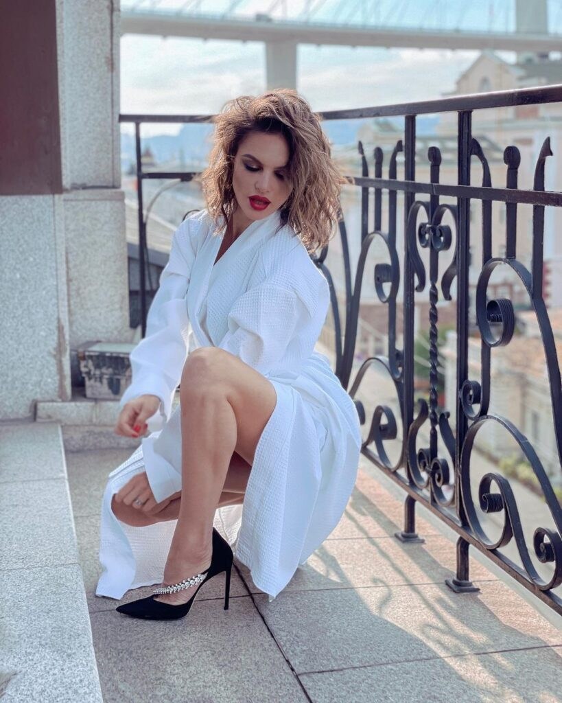 Olesya Seregina legs on the air