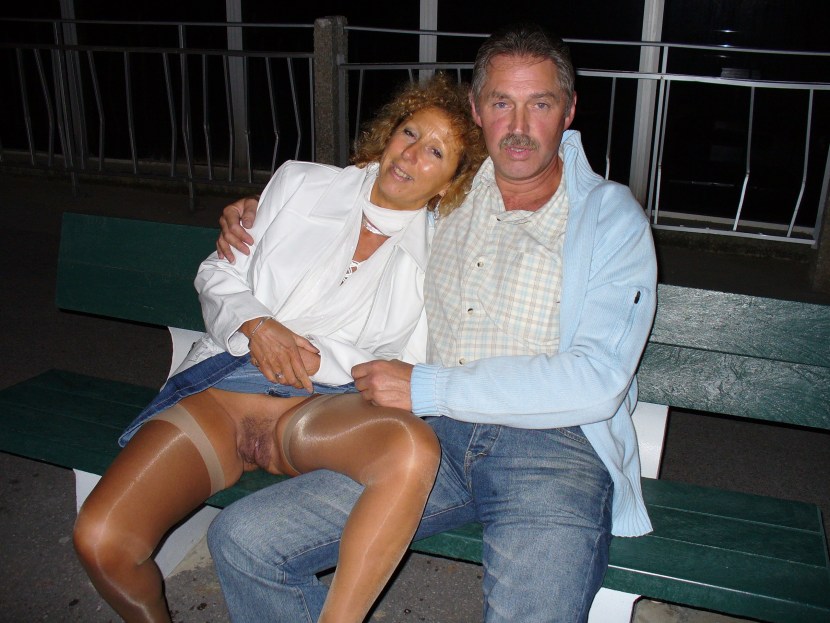 Amateur Homemade Wife Flushing on Public for Strangers