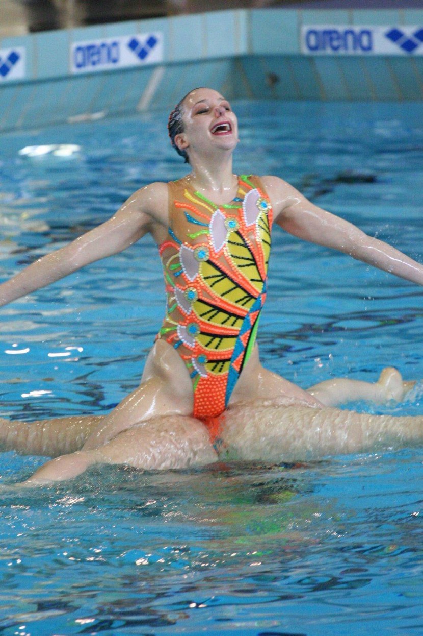 Synchronous swimming without swimwear
