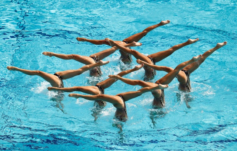 Synchronous swimming synchronizers