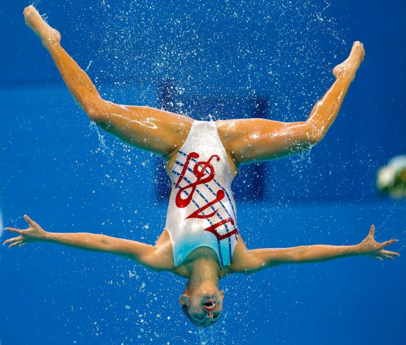 Synchronous swimming of the curves