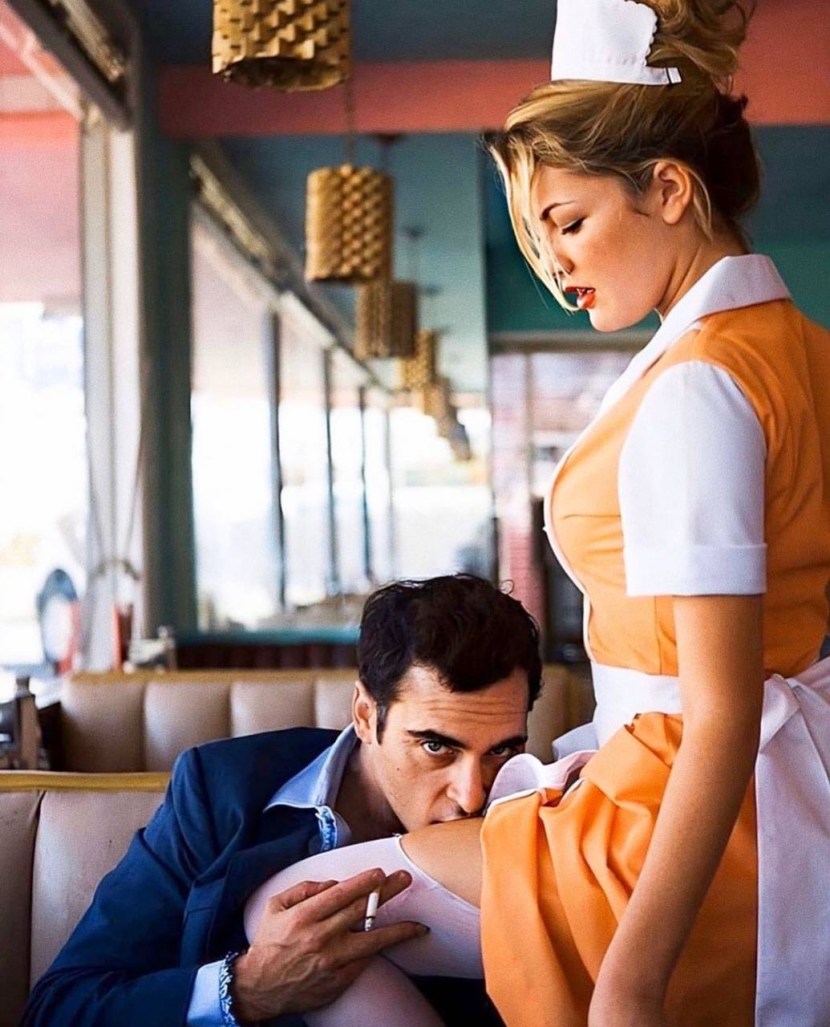 Joaquin Phoenix kisses the waiter's leg