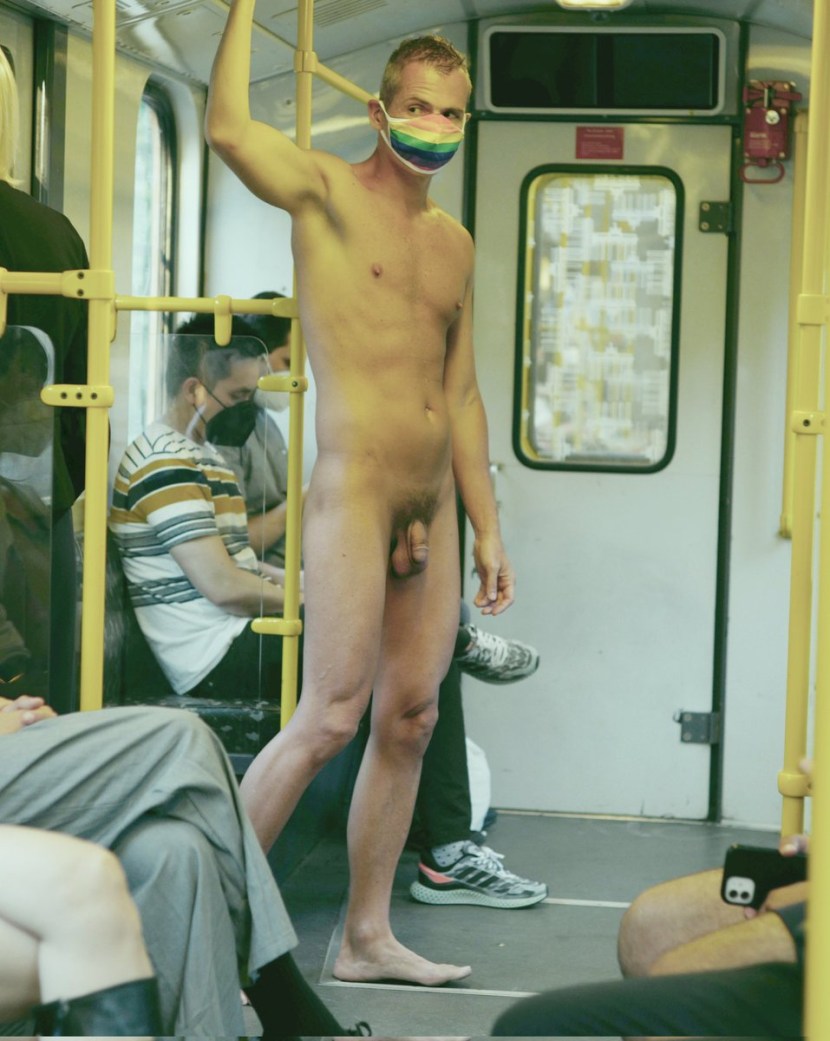 Photo naked Japanese schoolgirls at home photo