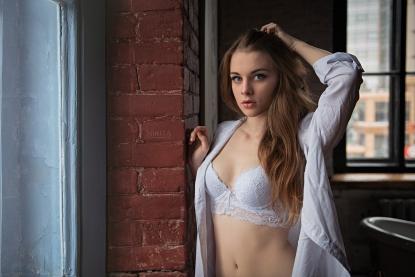 Naked pregnant women on the bed