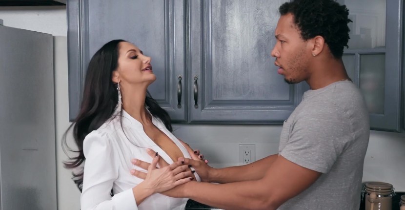 Big Tits Leigh Darby Bathing