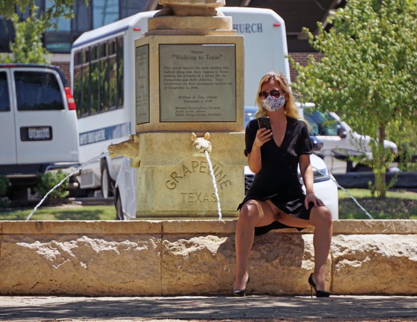 Two hands with a meme