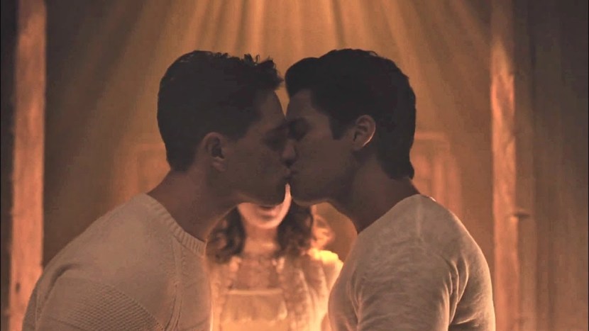 Kevin Riverdale kiss