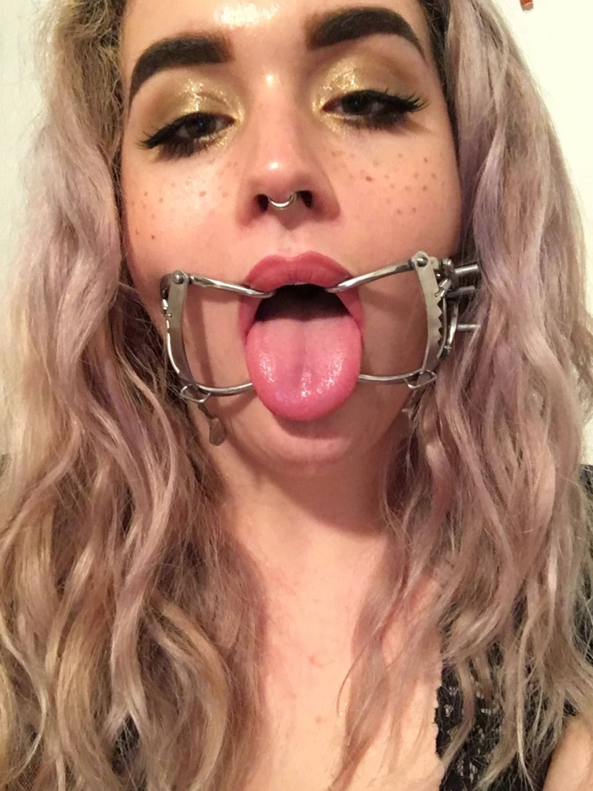 Pornstar stretched mouth