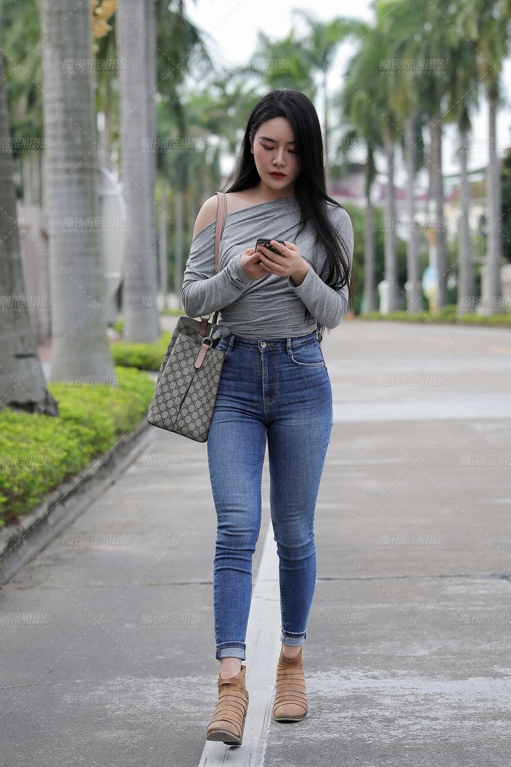 Julia Kelly in jeans