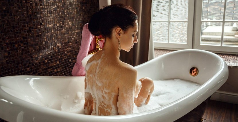 Hot Chick Take a Bath