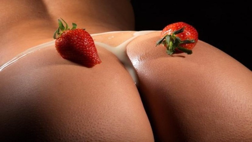 Pussy in cream with strawberries