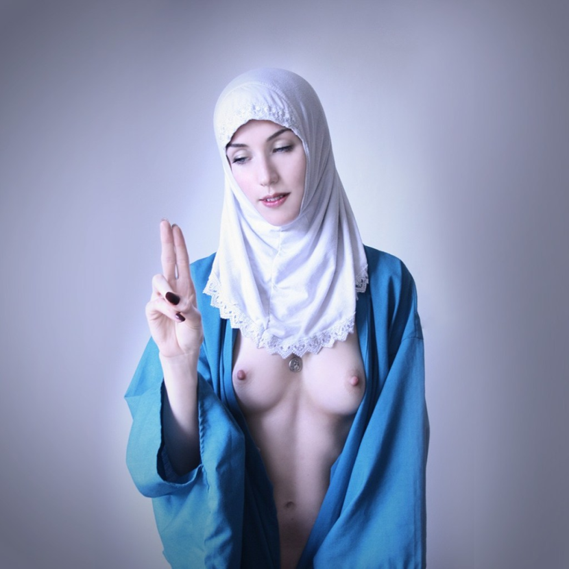 Young Muslim shows her breasts.mp4