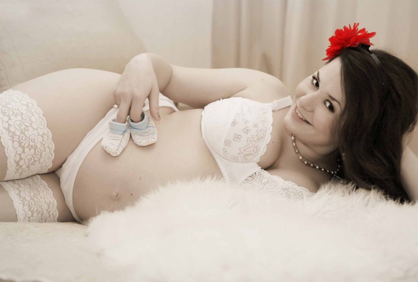 Naked pregnant women on the bed